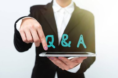 Q ve A metni gösteriliyor. Yeni Teknoloji Fikirlerini sunan ve Teknolojik Gelişmeyi Tartışan birinin sorulara cevap verdiği bir zaman aralığı ya da fırsat anlamına geliyor.