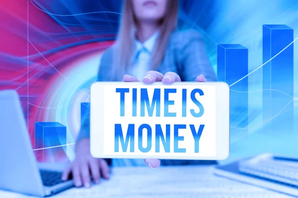 Escribir mostrando texto El tiempo es dinero. El tiempo de enfoque de negocios es un recurso valioso Haga las cosas lo más rápido posible Mujer de negocios sentada en Office Holding Mobile Mostrando ideas futuristas. — Foto de Stock