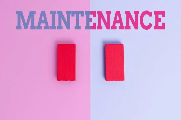 Panneau affichant Maintenance. Méthode de photo conceptuelle pour préserver ou maintenir quelqu'un ou quelque chose Deux objets disposés face à l'intérieur vers l'extérieur sur un fond coloré séparé — Photo