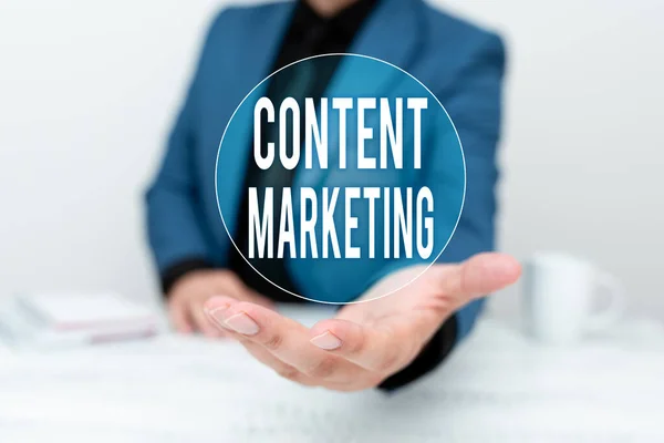 영감의 컨텐츠 마케팅을 보여 주는 텍스트. 사업 아이디어는 중요 한 아이디어를 제안하고 비즈니스 플랜을 설명하는 온라인 자료 논의 및 공유를 포함한다. — 스톡 사진
