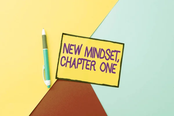 Exibição conceitual New Mindset, Chapter One. Mudança de conceito de negócio em atitudes e pensamentos Melhore o trabalho duro Perspectiva colorida Pensamento positivo Idéias criativas e inspirações — Fotografia de Stock