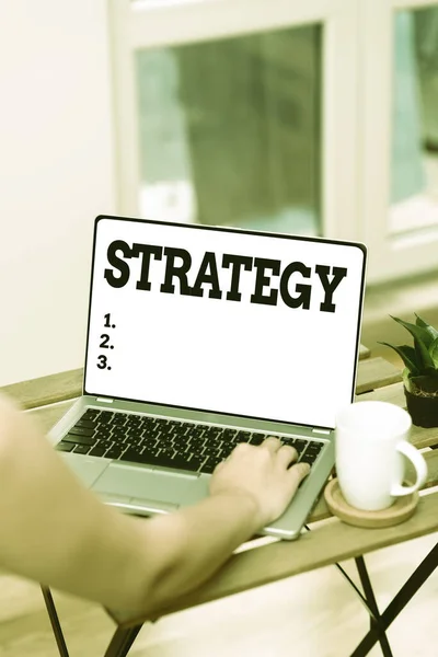 Signo de texto mostrando Estrategia. Plan de acción o estrategia de la idea de negocio diseñado para lograr un objetivo general Empleos en línea y trabajar de forma remota conectando a las personas juntas —  Fotos de Stock
