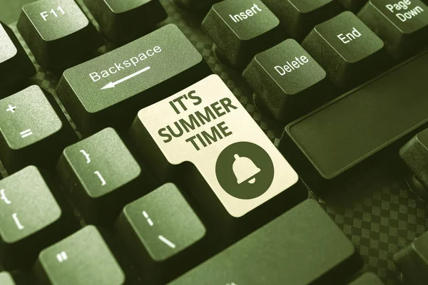 Schrijven met tekst It S Summer Time. Zakelijk overzicht seizoen voor plezier en opwinding genieten van het zonnige weer Typing New Blog Inhoud, Schrijven Film Scripts, Het maken van Computer Codes — Stockfoto