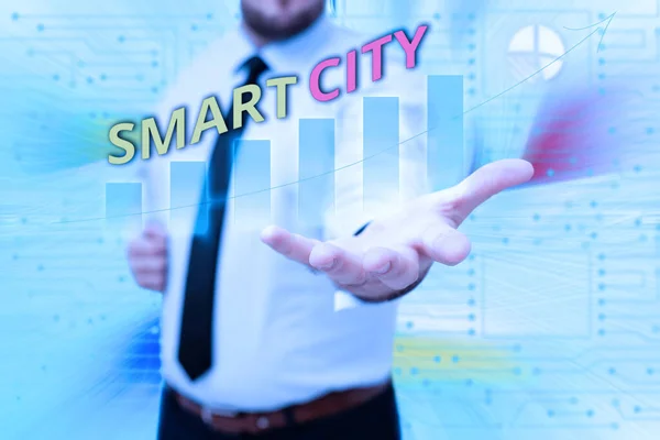 Text zeigt Inspiration Smart City. Internet-Konzept ein urbaner Raum, der Kommunikationstechnologien nutzt, um Daten zu sammeln Gentelman Uniform Standing Holding New Futuristic Technologies. — Stockfoto