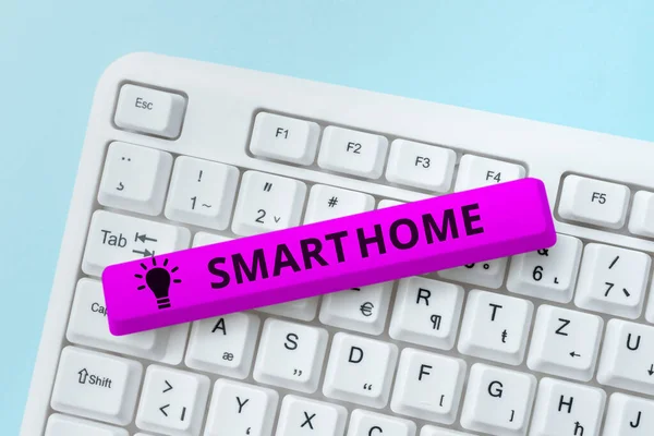 Konceptvisning Smart Home. Affärsidé utrustade hem kan fjärrstyras med telefon eller dator Skriva och publicera beskrivningar på nätet, Skriva informativa data — Stockfoto