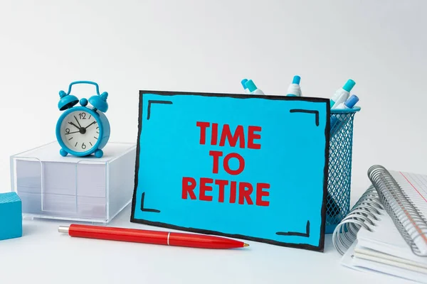 Text showing inspiration Time To Retire. Business approach bank savings account, insurance, and pension planning Tidy Workspace Setup Writing Desk Tools And Equipment Time Management — Stock Photo, Image