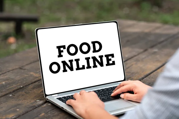 Inspiración mostrando señal Food Online. Word Escrito en una variedad de alimentos configurados en un sitio web entregado directamente por la tienda Capacidades de llamadas de voz y video que conectan a las personas —  Fotos de Stock