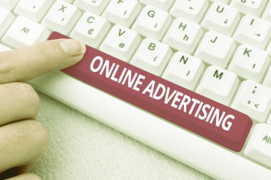 İlham veren internet reklamlarını gösteren metin. İş yaklaşımı, İnternet 'i Zorlu Program Kodları Yazan, Yeni Eğitim Kitabı Yazan müşterilere mesaj pazarlamak için kullanır