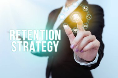 Metin Saklama Stratejisi gösterimi yazılıyor. Çalışan cirosunu ve üniformalı kadının telefon taşımasını azaltmak ve gelecekten gelen görüntüyü dinlemek için iş yaklaşımı etkinlikleri.