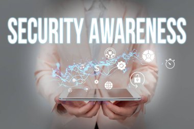 Metin Güvenlik Bilinci gösterimi yazılıyor. İşletme vitrininde çalışanlara bilgisayar güvenliği hakkında eğitim veriliyor. In Suit Holding Phone ve Geleceğin Görüntüsü Sunumu.