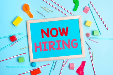 El yazısı şimdi kiralama. Renkli Parti Davetiye Tasarımları Parlak Kutlama Planlamaları pozisyonu için nitelikli birini işe almaya başlama eylemi üzerine yazılan sözcük