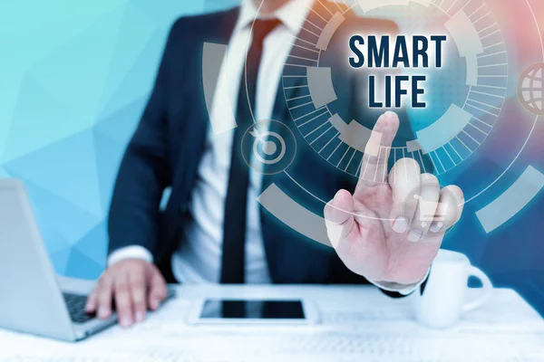 Bildunterschrift: Smart Life. Geschäftsidee Technologie, die funktioniert, um das Leben angenehm und komfortabel zu gestalten Bussiness Man Sitting Desk Laptop And Phone Pointing Futuristic Technology. — Stockfoto