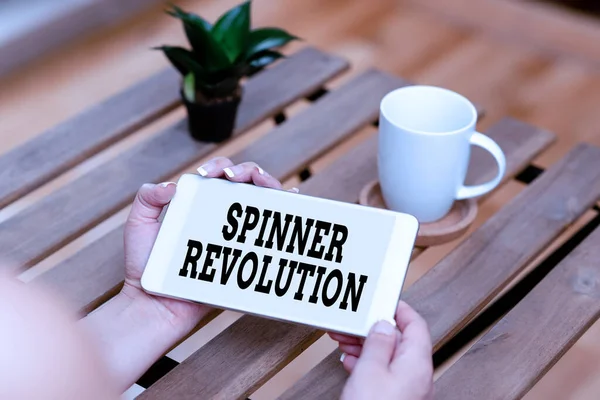 Signe d'écriture à la main Spinner Revolution. Internet Concept un jouet qui aide à soulager le stress et à faire face à l'anxiété — Photo