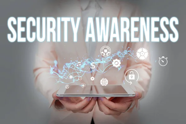 Metin Güvenlik Bilinci gösterimi yazılıyor. İşletme vitrininde çalışanlara bilgisayar güvenliği hakkında eğitim veriliyor. In Suit Holding Phone ve Geleceğin Görüntüsü Sunumu.