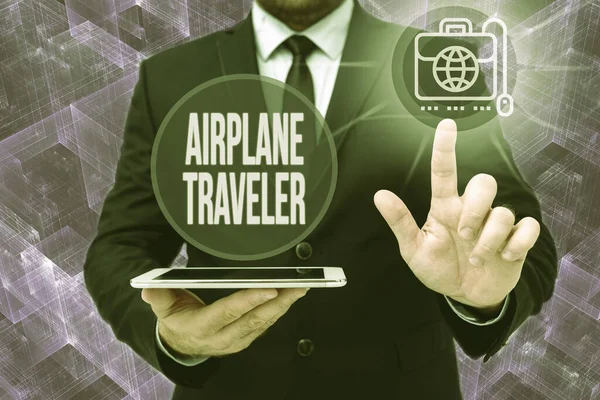 飛行機旅行者を紹介するテキストキャプション。Word航空機で旅をするアクションまたはプロセスについて書かれた言葉オフィスで男制服立ちプレス仮想ボタン保持タブレット. — ストック写真
