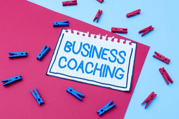 Psaní zobrazuji text Business Coaching. Word Písemné o poskytování podpory a příležitostné rady pro jednotlivé psaní důležitých poznámek zobrazování zpráv a výpis položek — Stock fotografie