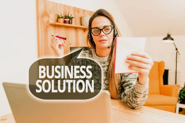 Inspiracja pokazująca znak Business Solution. Słowo dla pomysłów używanych, aby pomóc firmie osiągnąć jej cele Abstract Writing New Blog Content, Reading Online Articles And News — Zdjęcie stockowe