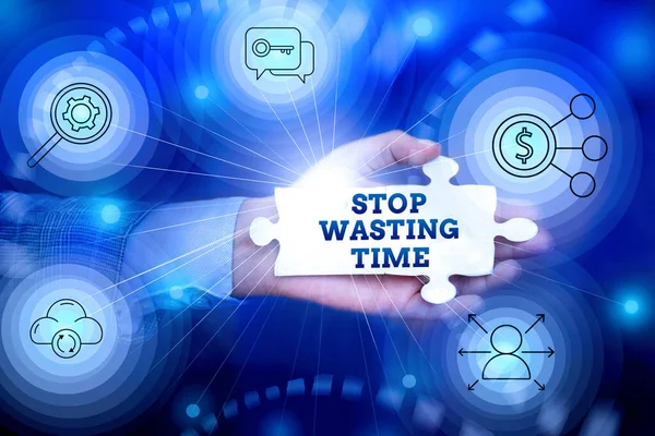 Написание отображения текста Stop Wasting Time. Бизнес-идея Организация графика управления позволяет сделать это Теперь ручной холдинг головоломки кусок разблокировки новых футуристических технологий. — стоковое фото