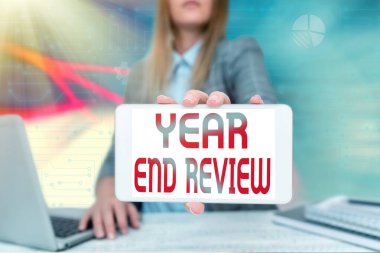 El yazısı Yıl Sonu İncelemesi. İş konsepti başarı ve hedef geliştirme yıllık değerlendirmesi Ofiste Oturan İş kadını Geleceğe dönük Fikirleri Gösteriyor.