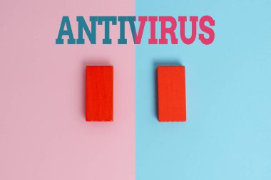 Mesaj işareti antivirüsü gösteriyor. Bilgisayar virüslerinin tespiti ve kaldırılması için uygun iş konsepti. Ayrılmış Renkli Arkaplan 'da İçeriye Bakış Açılı İki Nesne