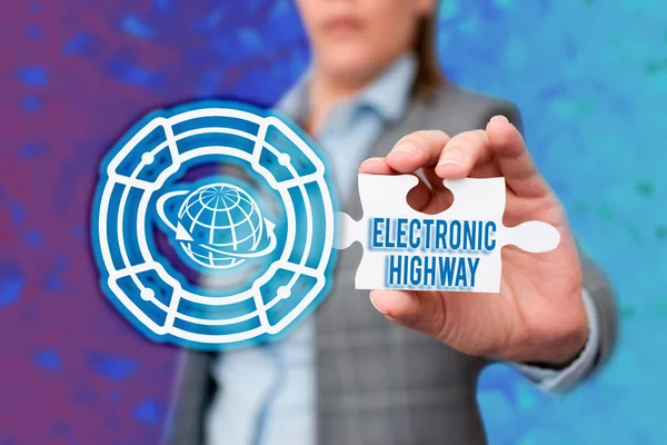 電子ハイウェイを示すテキストキャプション。道路や高速道路で使用されるデジタル通信システムに書かれた言葉ビジネスウーマン保持ジグソーパズルピースロックを解除新しい未来技術. — ストック写真