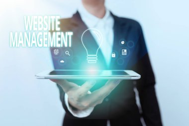 Web Sitesi Yönetimini gösteren metin işareti. Fütürist Arayüz Teknolojisi ile Mobil Aygıtı Sunan Leydi In Suit web sitesinde kullanılan donanım ve yazılımın kontrolü anlamına geliyor.