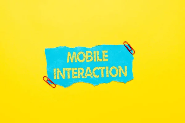 Tekstbord met Mobile Interaction. Conceptuele foto de interactie tussen mobiele gebruikers en computers Kritisch denken Aanwijzingen vinden Vragen beantwoorden Gegevens verzamelen — Stockfoto