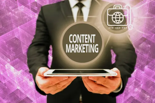 Bildunterschrift: Content Marketing. Geschäftsidee beinhaltet die Schaffung und den Austausch von Online-Material Man In Office Uniform Holding Tablet zeigt neue moderne Technologie. — Stockfoto