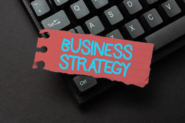 Pojęcie wyświetlania strategii biznesowej. Business approach working plan of a business for achieve its vision Wprowadzanie nowej koncepcji klucza produktu, wpisywanie napisów do filmów — Zdjęcie stockowe