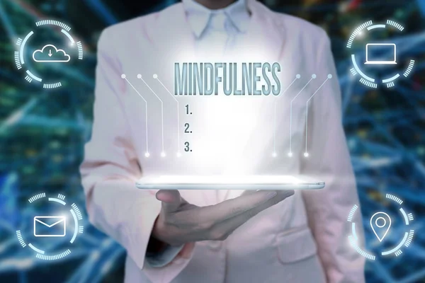 Conceptuele bijschrift Mindfulness. Zakelijke benadering gemoedstoestand bereikt door het concentreren van een s is aandacht Lady Uniform Standing Tablet Hand Presenteren Virtual Modern Technology — Stockfoto