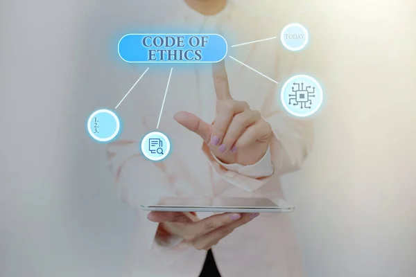 Tekst bijschrift met Code of Ethics. Conceptuele foto basisgids voor professioneel gedrag en legt plichten Lady Holding Tablet Druk op Virtual Button Toont Futuristische Tech. — Stockfoto