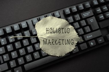 Holistik Pazarlama 'yı gösteren metin işareti. Şirketi, Eski Çalışma Kağıdı Verilerini Yeniden Yazma, Soyut Yazma Online Rezervasyon Listeleri olarak düşünerek geliştirilen kavram anlamı