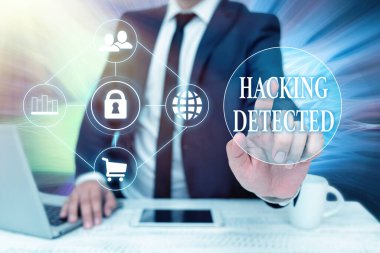 Metin Hacklemesi yazılıyor. İlişkileri tehlikeye atmaya çalışan iş genel değerlendirmesi faaliyetleri, İş Adamı Oturan Dizüstü bilgisayar ve Geleceği Gösteren Telefon Teknolojisi.