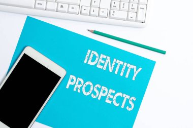 El yazısı imzası Kimlik Umutları. Potansiyel müşteri nitelikli kurşun kavramı, düz konum yatay arka planda düzenlenmiş farklı renk çıkartması notlarının görüntülendiği bir organizasyondur.