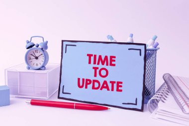 Güncelleme İşareti Zamanı 'nı gösteren ilham. Geliştirme veya uyumluluk için iş yaklaşım sistemi yazılım güncellemesi Düzenli Çalışma Alanı Kurulumu Masa Aracıkları ve Eşitlik Zamanı Yönetimi