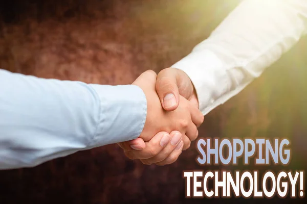 Texto que muestra inspiración Shopping Technology. Idea de negocio que avanza innovaciones en el comercio y la automatización de procesos Dos empresarios corporativos bien vestidos profesionales Handshake Indoors — Foto de Stock