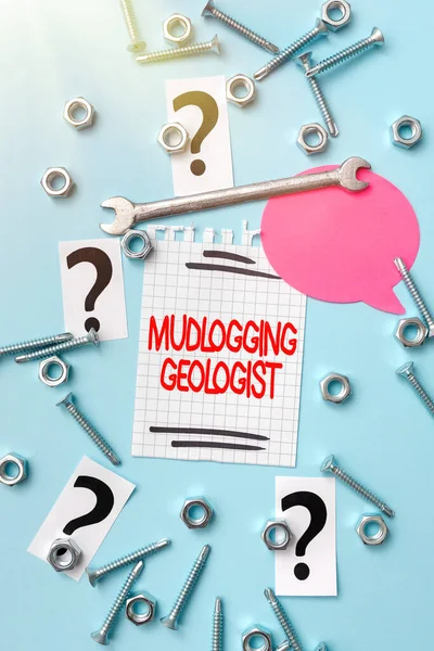 Bildunterschrift: Mudlogging Geologist. Word Geschrieben auf Informationen sammeln und ein detailliertes Brunnenprotokoll erstellen Neue Ideen Brainstoming für Wartungsplanung Reparaturlösungen — Stockfoto