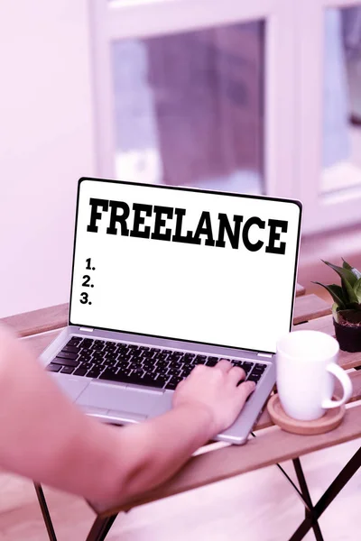 Podpis Freelance 'a. Podejście biznesowe pracujące w różnych firmach zamiast być stałą pracą online i pracą zdalną łączącą ludzi — Zdjęcie stockowe