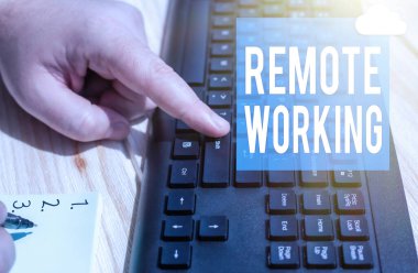 El yazısı Uzaktan Kumanda Çalışıyor. Profesyonellerin Not Defterinde Kalemle Yazarken Eller Bilgisayarın Klavye Tuşlarına Basarken Ofis dışında çalışmalarını sağlayan biçim için sözcük.