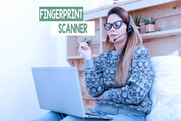 Sinal de escrita de mão Scanner de impressão digital. Exposição de negócios Use a impressão digital para validação biométrica para conceder acesso Aprendizagem de Estudantes Novas Coisas Online, Navegação e Navegação Casuais na Internet — Fotografia de Stock