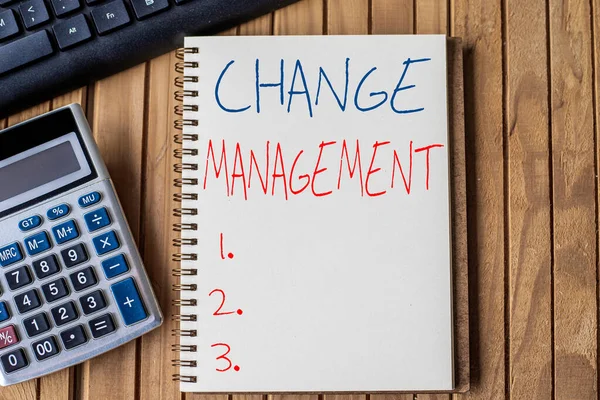 Didascalia concettuale Change Management. Business overview sviluppo all'interno di un'azienda o organizzazione simile Blocco note vuoto aperto a spirale con calcolatrice Tastiera penna posizionata sopra la tabella. — Foto Stock