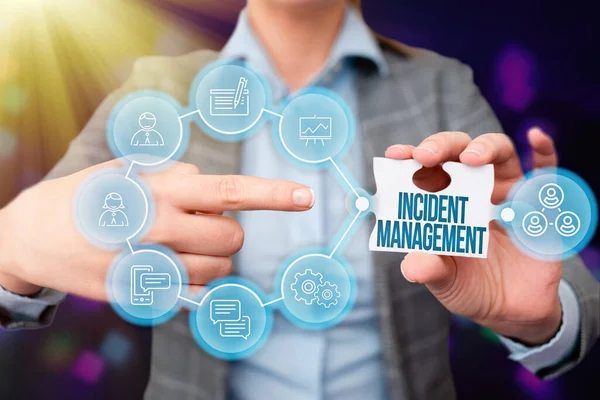 Skriv under med Incident Management. Affärsidé Verksamheter i ett företag för att identifiera och korrigera faror Affärskvinna Peka ut pussel Piece Lås upp New Futuristic Tech. — Stockfoto