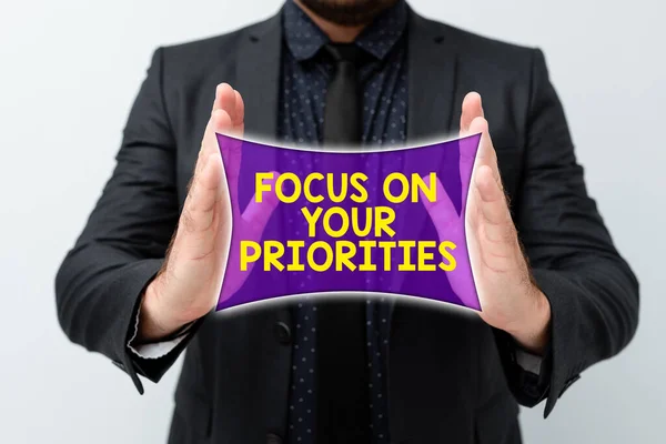 Texto que presenta Focus On Your Priorities. Concepto que significa eliminar distracciones Tener un plan de vida Ser una fortaleza Presentar nuevos planes e ideas Demostrar el proceso de planificación —  Fotos de Stock