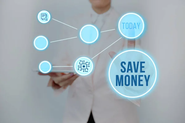 Концептуальный дисплей Save Money. Бизнес-концепция бюджета или отложить деньги в сторону для будущего или чрезвычайной леди холдинг планшет нажав на виртуальную кнопку отображения футуристических технологий. — стоковое фото