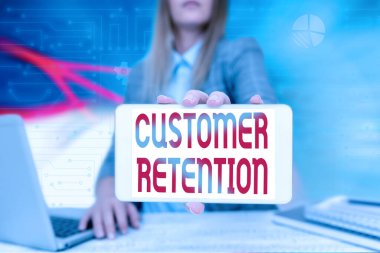 Metin görüntüleme müşteri alımı yazılıyor. Şirketler, kullanıcı ilticalarını azaltmak için iş görüşü faaliyetlerini gözden geçiriyorlar. Ofiste oturan İş Kadını Geleceğe dönük Fikirleri Gösteriyor.