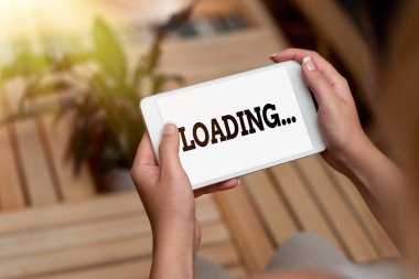 İnsanları Birbirine Bağlayan Ses ve Görüntü Çağrı Yeteneklerini dengelemek için ek bir miktar uygulayan işletme genel görünümünü gösteren işareti