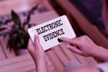 Kavramsal manşet Elektronik Kanıt. Dijital formda saklanan veya iletilen kanıt niteliğindeki bilgileri kavramsal kavram ve insanları bir arada tutan video arama yetenekleri