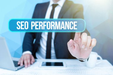 Seo Performans Analizi 'ni gösteren metin işareti. İnternet Konsepti, trafiğin miktarının ve kalitesinin web sitesi İşgüzarı Oturan Adam Bilgisayarı ve Geleceği Gösteren Telefon Teknolojisi 'ne yükseltilmesi.