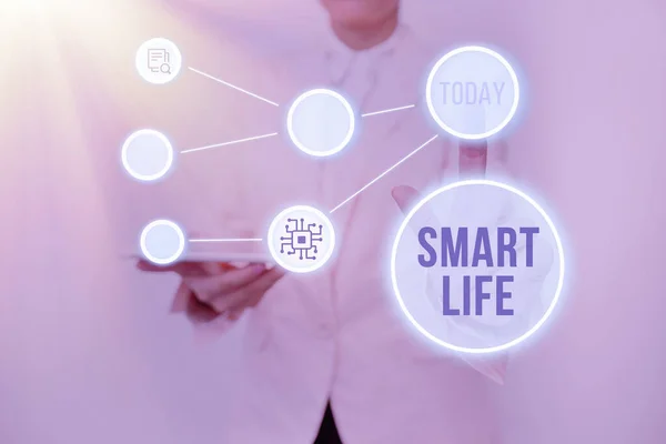 Zeichen für Smart Life. Konzept bedeutet Technologie, die das Leben angenehm und komfortabel macht Lady Holding Tablet Drücken auf virtuellen Knopf Zeigt futuristische Technologie. — Stockfoto