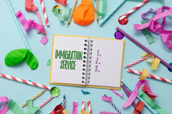 Podpis koncepcyjny Służby Imigracyjnej. Biznes koncepcja odpowiedzialna za prawo dotyczące imigrantów i imigracji Kolekcje kolorowe Party Flashy Celebration Stuff Birthday Festival Kit — Zdjęcie stockowe